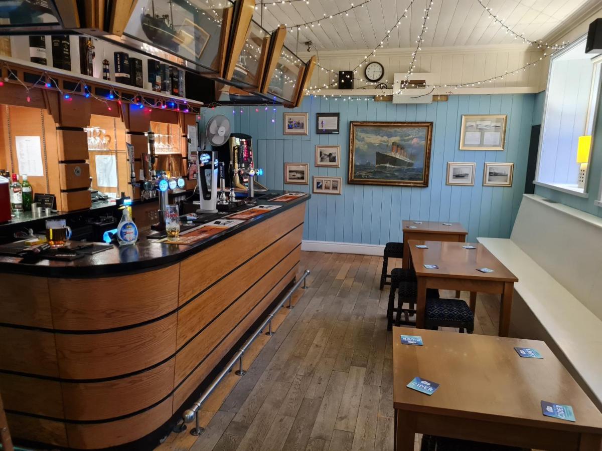The Hope And Anchor Hotel Goodwick Bagian luar foto