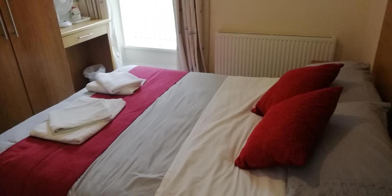 The Hope And Anchor Hotel Goodwick Bagian luar foto