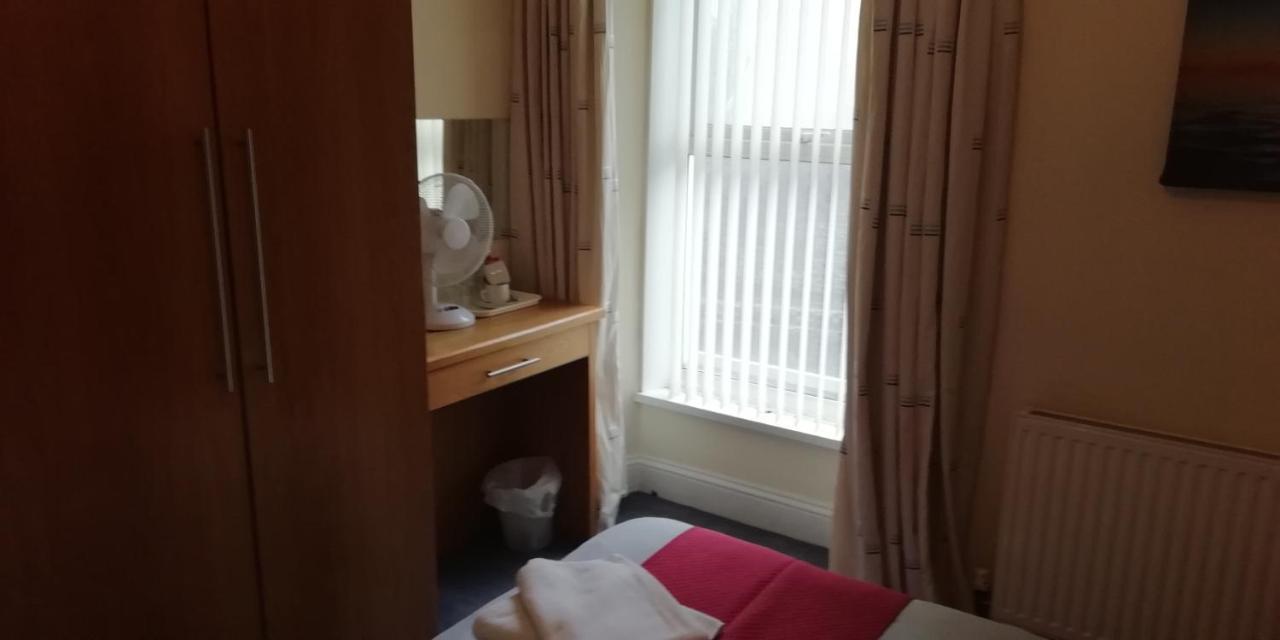 The Hope And Anchor Hotel Goodwick Bagian luar foto